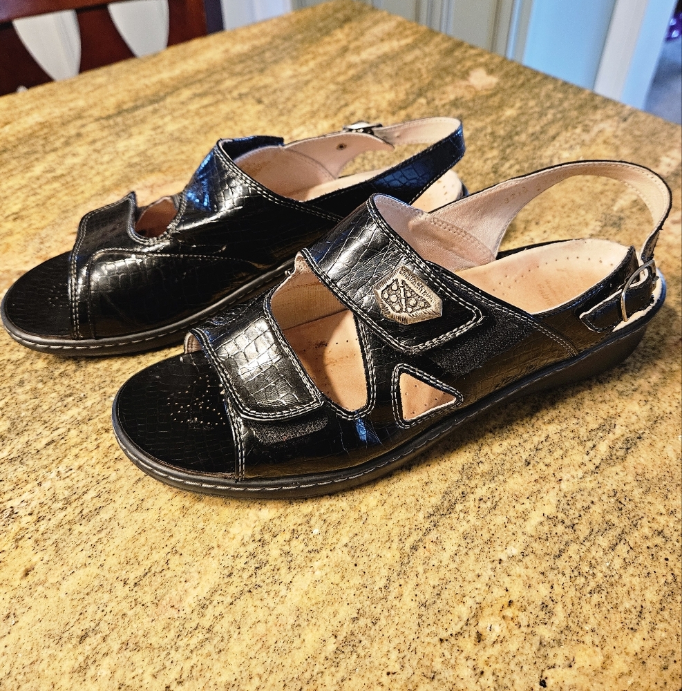 NEW WOMENS Black Patent Croc-Embossed Fidelio Sandals Sz 12 -- 43
